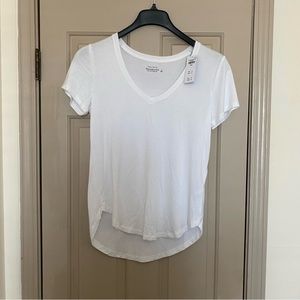 White Abercrombie SoftAF V-neck T-shirt Sz Small NWT